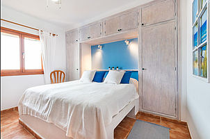 Schlafzimmer mit gemauertem Bett