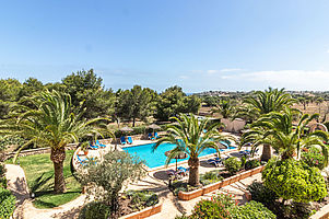 Blick von der Dachterrasse Richtung Cala Llombards
