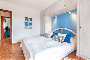 Schlafzimmer zum Balkon