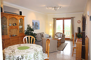 Wohnzimmer mit Zugang zum Balkon