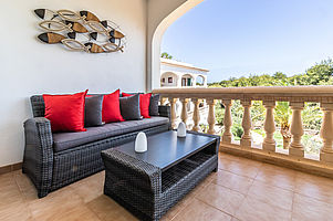 Balkon mit gemütlichem Sofa