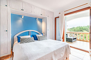 Schlafzimmer zum Balkon